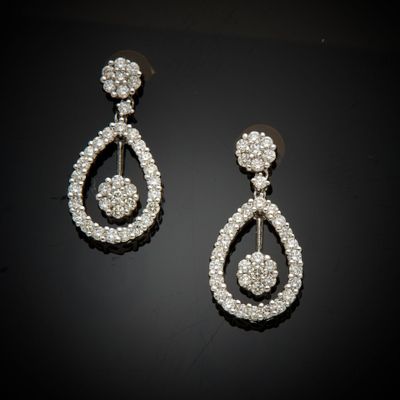 paire de boucles d'oreilles en diamant et en or blanc