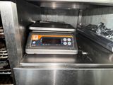 une photo d'une balance numérique dans un four professionnel