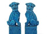 paire de figurines « foo foo » émaillées de bleu, posées sur des socles, sur fond blanc