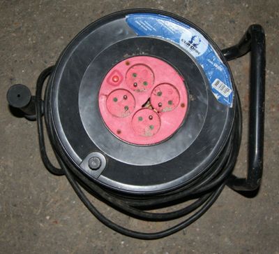 un collant noir orné d'un disque rose