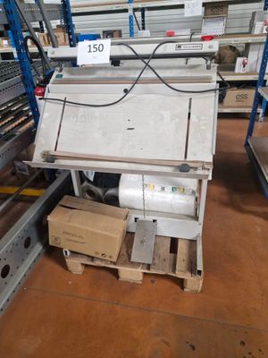 une machine qui se trouve au milieu d'un entrepôt