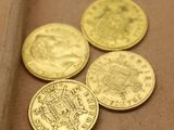 quatre pièces d'or posées les unes à côté des autres sur une table