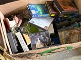 une boîte en carton remplie de DVD et d'autres objets