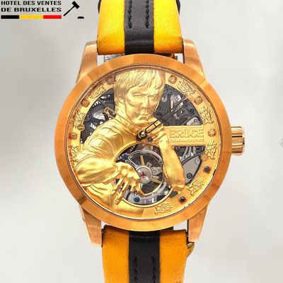 une montre en or sur laquelle figure le portrait d'un homme