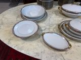 de nombreuses assiettes et bols posés sur une table recouverte d'une nappe rouge