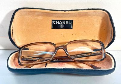 une paire de lunettes posée dans un étui sur une table