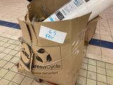 une boîte en carton contenant un rouleau de papier