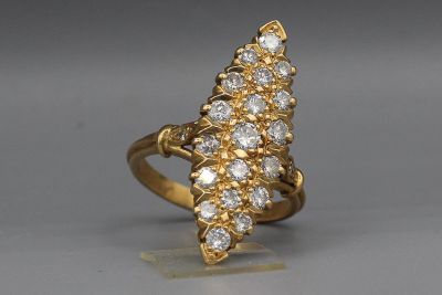 Bague navette en or pavée de brillants. P 6g