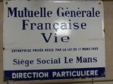 une enseigne apposée sur le côté d'un immeuble sur laquelle on peut lire « Mutuelle Générale Française Vie »