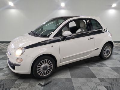 la photo d'une petite voiture blanche garée dans un garage