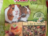 un sac de nourriture posé sur une table