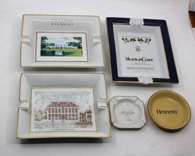 une photo d'une photo d'une maison sur une assiette