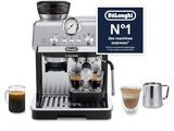 un gros plan d'une machine à café avec une tasse de café à côté
