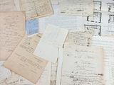 plusieurs vieux papiers sont empilés sur une table