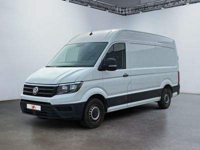 La camionnette blanche est garée dans la pièce vide de l'immeuble.