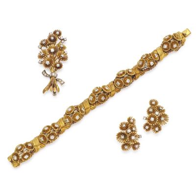 une photo d'un ensemble composé d'un bracelet et d'une boucle d'oreille en or, sertis de perles
