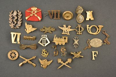 de nombreux types différents d'insignes militaires exposés sur une table