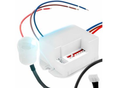 un gros plan sur un interrupteur blanc et des fils électriques