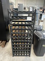 Lot d'étagères à bouteilles en pastique, dimensions : 60x24x…