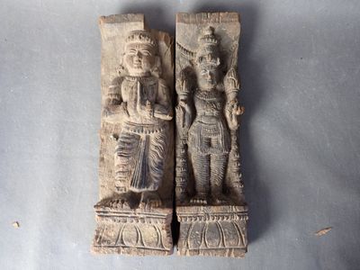 une paire de statues en pierre sculptées représentant un homme et une femme