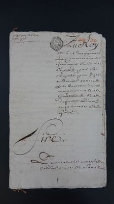 un gros plan d'un morceau de papier sur lequel on a écrit