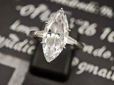 gros plan d'une bague en diamant sur une table