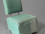 un fauteuil rembourré orné d'un motif vert et blanc
