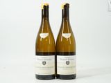 deux bouteilles de vin blanc posées l'une à côté de l'autre sur une surface blanche