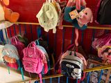 de nombreuses peluches et sacs à dos exposés dans un magasin