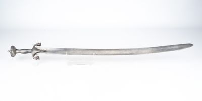 une vieille épée en argent posée sur une surface blanche, avec un fond blanc