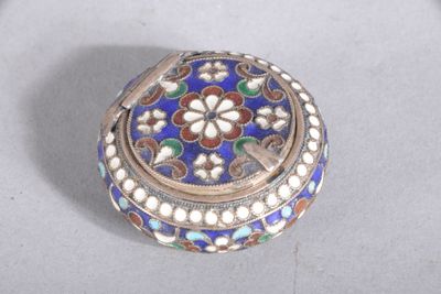 une petite boîte bleue et blanche ornée d'un motif floral