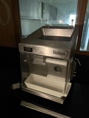 une machine posée sur un comptoir dans une pièce