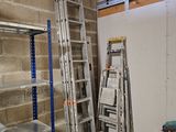 une échelle adossée au mur d'une pièce