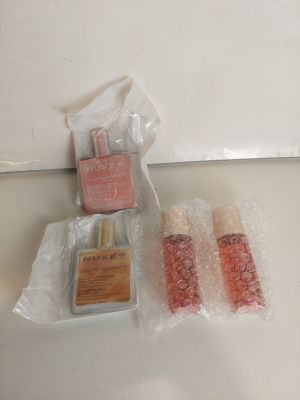 trois flacons de parfum et une boîte de savon sur le comptoir