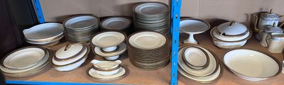 de nombreuses assiettes et bols sur une étagère dans un magasin
