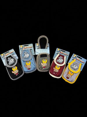 cinq paires de chaussettes ornées de personnages de dessins animés sur fond noir