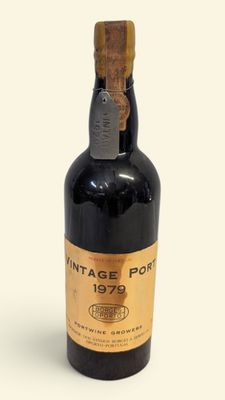 bouteille de porto millésimé avec bouchon en liège sur fond blanc
