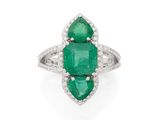 une bague en émeraude et diamant