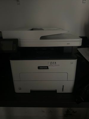 une imprimante posée sur un bureau