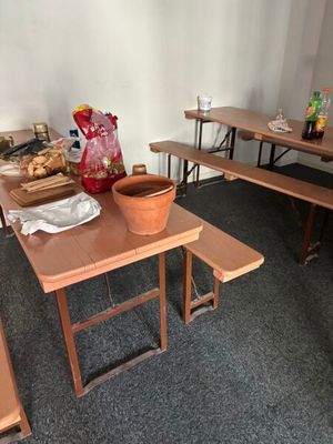 une table sur laquelle se trouve une plante en pot, au milieu d'une pièce
