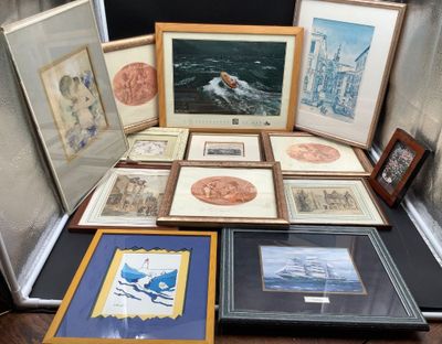 de nombreux tableaux encadrés et des tableaux encadrés posés sur une table