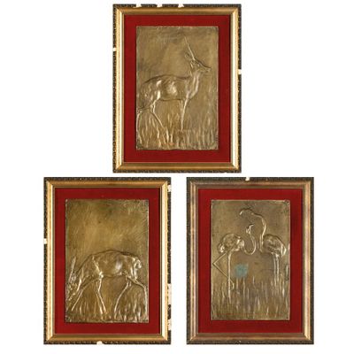 un ensemble de trois plaques murales en métal doré et rouge représentant des cerfs
