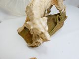 une figurine représentant un chien posé sur une feuille, sur une table