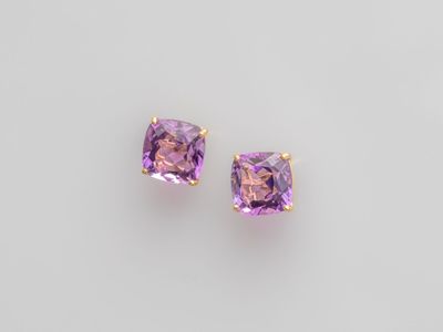 une paire de boucles d'oreilles en améthorate sur fond blanc