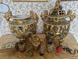 deux vases dorés posés sur une table en marbre