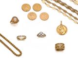 beaucoup de bijoux en or sur une surface blanche