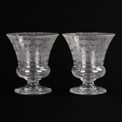 une paire de verres à pied en verre transparent posés sur une surface noire