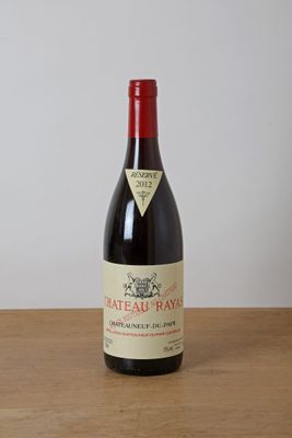 une bouteille de vin posée sur une table en bois