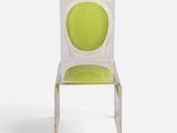 une chaise blanche avec une assise et un dossier verts