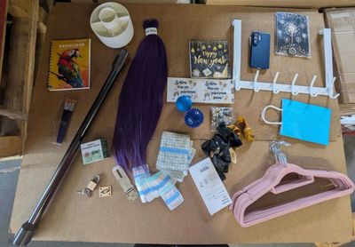 une table sur laquelle se trouvent plusieurs objets